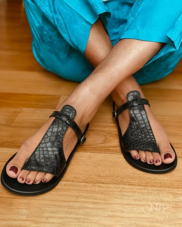 Black Crocodile Embossed Buckle Toe-Post Flat Versatile Sandals