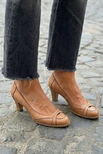 Retro Cutout Round Toe Mid Chunky Pumps